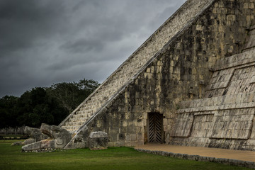 Fototapeta na wymiar Chichen Itza El Castillo Mayan Pyramide in Yucatan Mexico