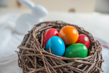 Osternest mit Ostereiern 