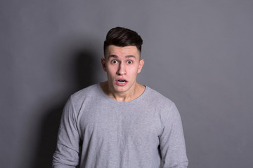 Obraz premium Surprised man expressing amaze on face