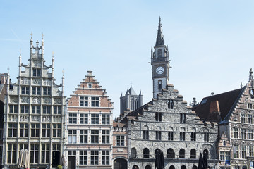 Fototapeta na wymiar Historische Häuserfassaden an der Leie (im Hintergrund Glockenturm), Gent, Belgien
