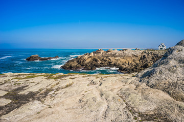 Les Rochers de Saint-Guénolé près de Penmarc'h avec une petite Maison - Les Rochers de...
