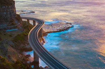 Foto auf Acrylglas Luftbild Luftaufnahme der Brücke entlang der Klippe und des Ozeans