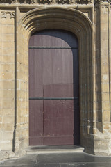 Geschlossene Türe am Portal der St. Bavo-Kathedrale in Gent, Belgien