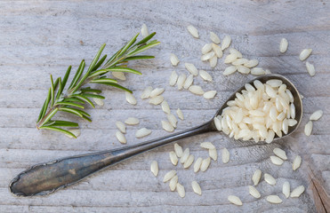 Risotto und Rosmarin auf einem Löffel macro