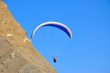 Fototapeta na wymiar paraglider in the air over the mountains