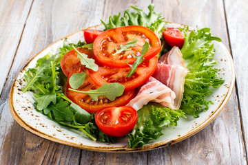 Healthy summer salad with ham and tomato