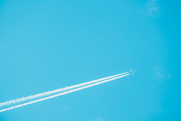 Trail of jet plane on blue sky - obrazy, fototapety, plakaty