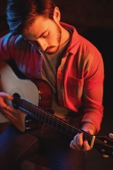 Obraz premium Young man playing guitar 