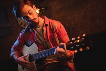Naklejka premium Young man playing guitar 