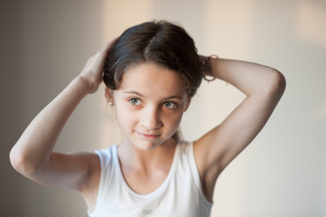 Obraz premium beautiful little girl doing her hair