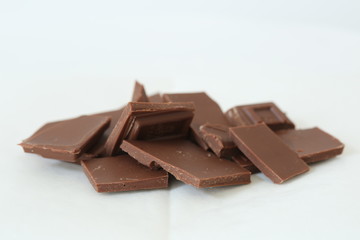割った板チョコレート