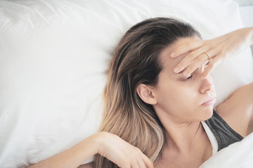 Fototapeta premium Donna a letto esausta, stanca e stressata 