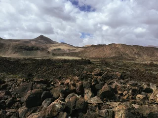 Foto op Canvas Beautiful view overlooking rusty red desert, distant mountains in Fuerteventura island, Canaries, Spain © irmoske