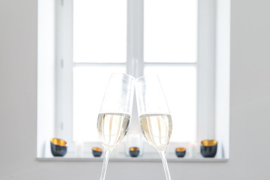 Zwei mit Champagner gefüllte Glässer vor weißem Hintergrund