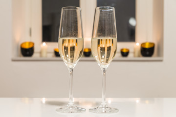 Zwei mit Champagner gefüllte Glässer vor weißem Hintergrund