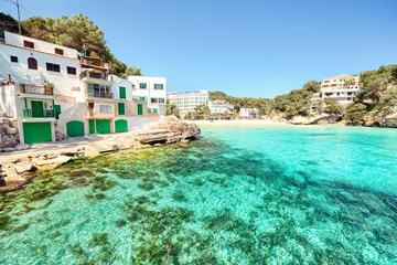 Mallorca Spanien Cala Santanyi Mittelmeer Urlaub türkis mit Häuser
