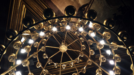 Lámpara circular antigua suspendida de techo