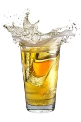 Photo sur Plexiglas Alcool Un verre à liqueur rempli d& 39 alcool, placé à l& 39 intérieur d& 39 un verre avec de la bière. Éclaboussure