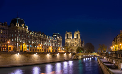 Fototapeta na wymiar Bridge by the Seine river in Paris at night