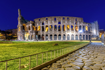 Fototapeta na wymiar Night; Imperial Forums; Coliseum; Tourists; Arch of Costantine; illumination, evening, Rome; Lazio; Italy; Europe