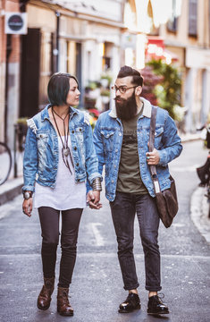 Couple de jeune hipster marchant dans la rue
