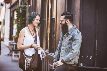 Couple de jeune hipster en pleine discution