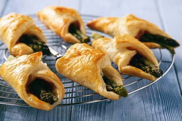 Asparagus baked in puff pastry with ham and cheese.
