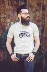 Portrait d'un jeune hipster devant une porte en bois