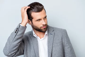Photo sur Plexiglas Salon de coiffure Portrait en gros plan d& 39 un bel homme masculin confiant en veste touchant ses cheveux