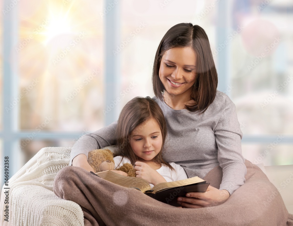 Poster Mother and baby sonreading.