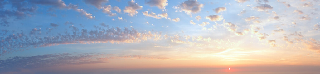 Naklejka premium Zachód słońca niebo panorama z chmurami