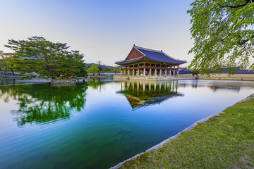 Obraz premium Gyeonghoeru Pavilion of Gyeongbokgung Palace,Seoul,South Korea.