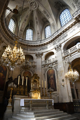 Fototapeta na wymiar Choeur et autel de l'église Saint-Paul à Paris, France