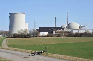 Kühltürme und Reaktorkuppeln eines Kernkraftwerks © Hermann