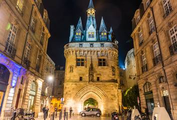 Naklejka premium Place du palais et porte Cailhau la nuit à Bordeaux, Gironde, Nouvelle-Aquitaine, France
