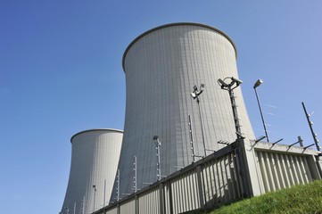 Kühltürme und Überwachungsanlage eines Kernkraftwerks © Hermann