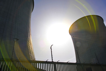 Kühltürme und Überwachungsanlage eines Kernkraftwerks © Hermann