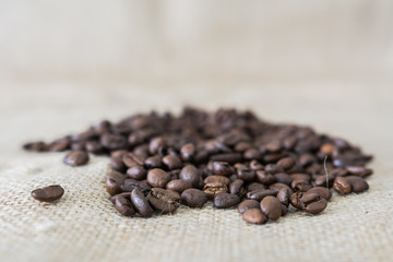 Kaffeebohnen mit Unschärfe 