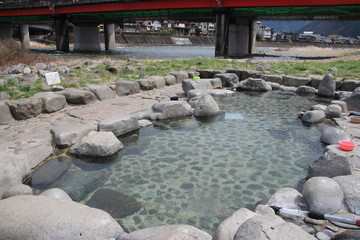 夜の下呂温泉の街並み