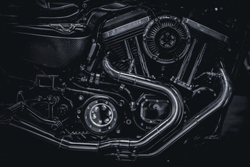Motorrad-Motor-Motor-Auspuffrohre Kunstfotografie in Schwarz-Weiß-Vintage-Ton