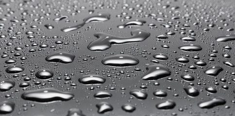 Reflexion Wassertropfen auf schwarzem Hintergrund