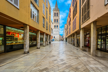 Fototapeta na wymiar Kalelarga Zadar. / Scenic view at famous Kalelarga street in city center of town Zadar, Croatia.