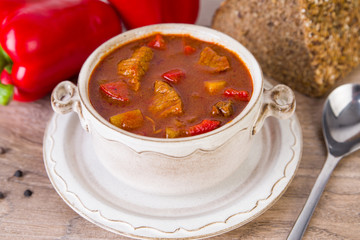 Frische Gulaschsuppe mit Paprika und Brot