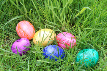 Bunte Ostereier im Gras