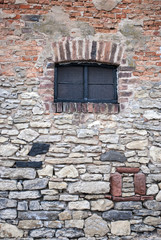 Fototapeta na wymiar Sehr alte Steinmauer mit Fenster, Textur, Hintergrund, Textfreiraum