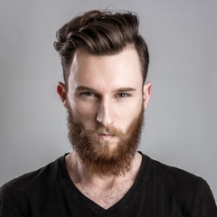 Obraz premium Very angry young man isolated on gray background