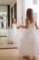 Naklejka premium beautiful girl with mirror in the background