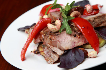 Салат из стейка и овощей гриль