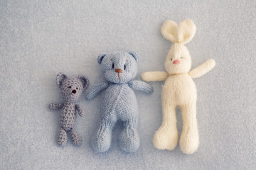 Naklejka premium Three soft toy bears and a white hare