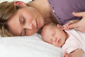 Obraz na płótnie Canvas Sleeping mother and baby